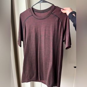 Lululemon Mens Metal Vent Tech short sleeve shirt size Medium Burgundy